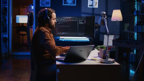 Desenvolvedor Focado Digitação Código Complexo Neon Lit Home Office Ouvir — Vídeo de Stock