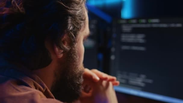 Programozó Otthoni Irodában Aki Bogarakat Keres Miközben Kódol Számítógépen Extrém — Stock videók