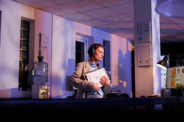 Neşeli iş kadını, müzik dinlerken finansal büyüme raporunu analiz ediyor, yatırım stratejisinde fazla mesai yapıyor. Pozitif yönetici şarkı söylüyor ve tatilde eğleniyor.