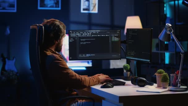 Javaプログラミング言語を使用してオフィスにいる間 コンピュータ画面でコードを書く経験豊富なプログラマー 自宅で作業中にデータベースエラーを修正する開発者 カメラA — ストック動画