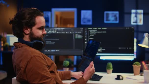 Programação Desenvolvedor Software Home Office Cruzando Linhas Código Entre Tablet — Vídeo de Stock