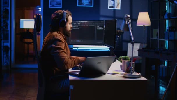 Teknisyen Neon Işıklı Ofisinde Kompleks Kod Yazmaya Yazılım Uygulaması Geliştirmeye — Stok video