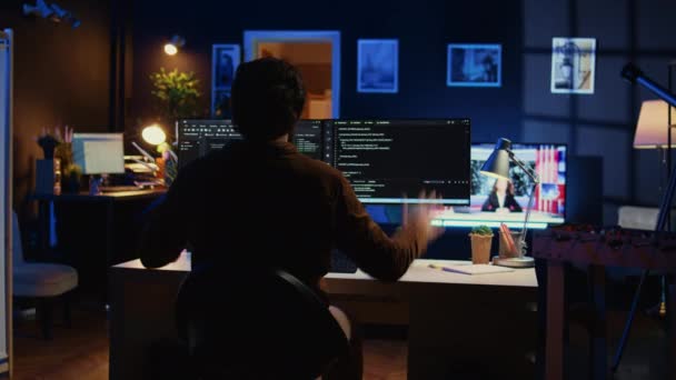 Software Udvikler Sætte Ansigt Hænderne Frustration Opdatering Binær Kode Script – Stock-video