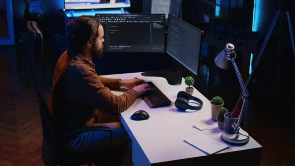 コンピュータ科学者は Javaプログラミング言語を使用してアパートオフィスにいる間 Pc上でコードを開発しています 自宅で作業中にデータベースエラーを修正する方法を管理するIt管理B — ストック動画