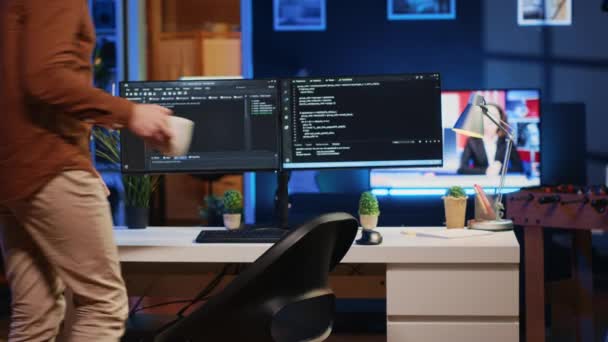 Mühendis Elinde Bir Kupa Kahveyle Ofise Geliyor Javascript Kullanarak Kodlamaya — Stok video