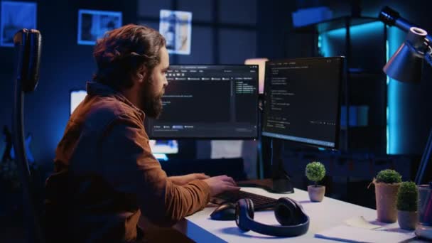 Software Technicus Gevoel Opgelucht Het Verwijderen Van Alle Code Bugs — Stockvideo