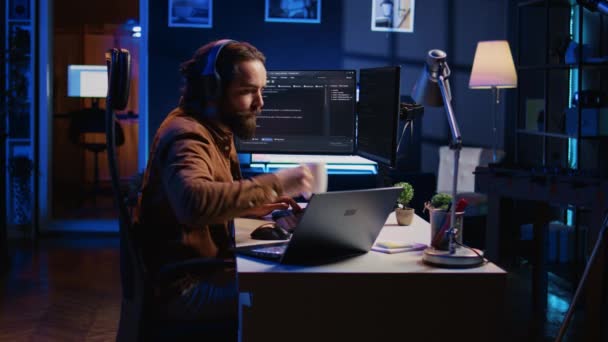 Programmør Gør Multitasking Afslutte Udvikle Kode Drikker Kaffe Lytter Musik – Stock-video