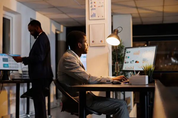 Afričtí Američtí Podnikatelé Dívají Finanční Grafy Zprávu Počítači Plánování Společnosti — Stock fotografie
