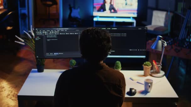 Dairenin Kişisel Ofisinden Bilgisayar Destekçisi Olarak Çalışan Bir Adam Kod — Stok video