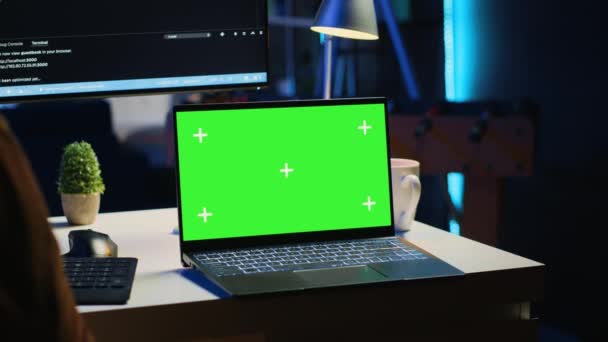 Zöld Képernyős Laptop Otthoni Irodában Használják Szoftver Alkalmazások Fejlesztésére Mockup — Stock videók