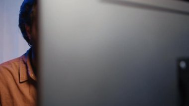 Merkez ofisteki odaklanmış yazılım geliştirici masadaki bilgisayarda kodlama yapıyor, kapat. IT uzmanı ekranı yakından takip ediyor, çalışma istasyonunda kod satırları yazıyor, kamera B