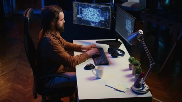 计算机科学家在个人计算机上编写代码来可视化人工智能神经网络 远程It工作者从个人办公室 摄像头B运行用于信息处理的Ai脚本 — 图库视频影像