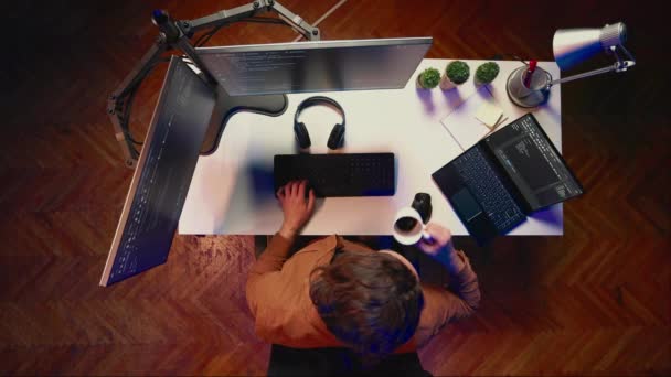 Bovenaanzicht Van Ingenieur Die Multitasking Doet Code Ontwikkelen Koffie Drinken — Stockvideo