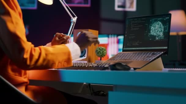 Afro Amerikan Sistem Mühendisi Bilgisayar Programı Kodu Yazmak Için Yapay — Stok video