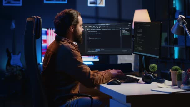 Programozó Kódot Fejleszt Számítógép Képernyőjén Miközben Személyes Irodájában Java Programozási — Stock videók