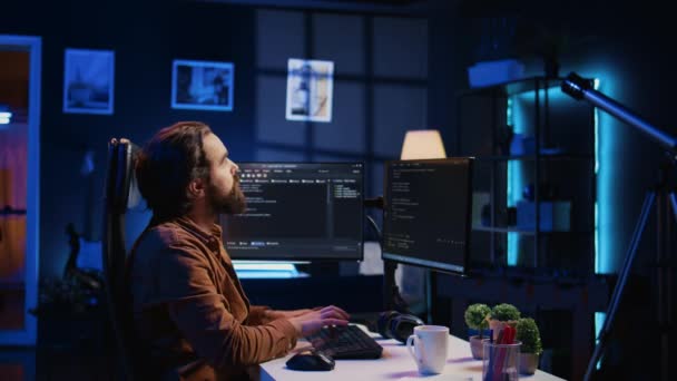 ホームオフィスのリモートジョブシフト中に拡張現実視覚化を使用してプログラミングを行うソフトウェアエンジニア コンピュータで作業するIt管理者 Arホログラムを見て カメラB — ストック動画
