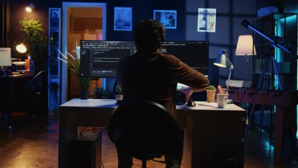 Teleworking Programmierer Mit Futuristischer Brille Home Office Javascript Programmieren Experte — Stockvideo
