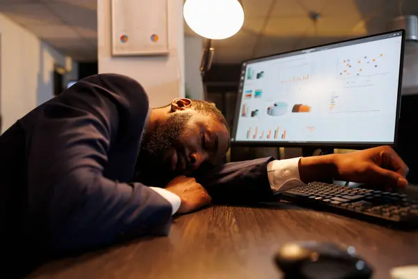 Уставший Бизнесмен Страдающий Сонливостью После Работы Сверхурочно Проекте Стартап Офисе — стоковое фото