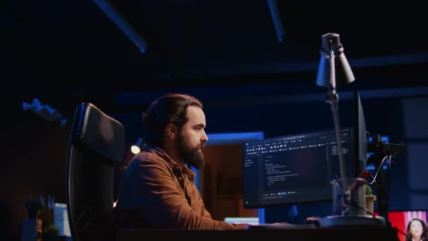 Computeringenieur Überlegt Wie Fehler Behoben Werden Können Während Code Auf — Stockvideo