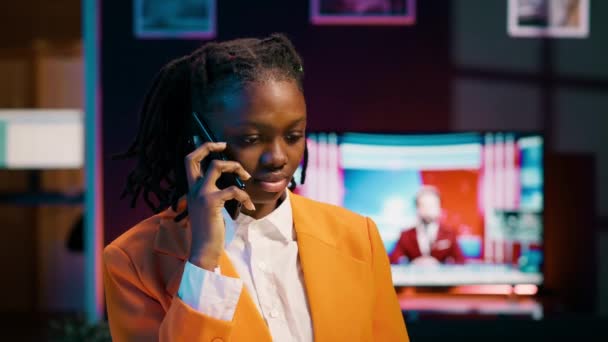 Studente Afroamericano Che Risponde Alla Chiamata Sulla Linea Telefonica Cellulare — Video Stock