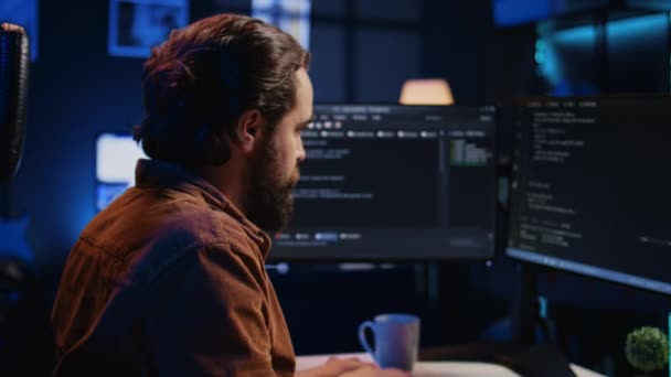 Bilgisayar Bilimcisi Java Programlama Dillerini Kullanarak Bilgisayar Üzerinde Kod Geliştirirken — Stok video