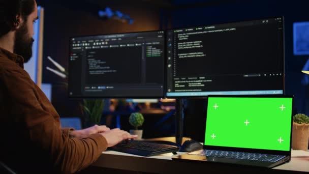 Programmeur Codering Computer Naast Geïsoleerde Scherm Laptop Het Thuiskantoor Het — Stockvideo