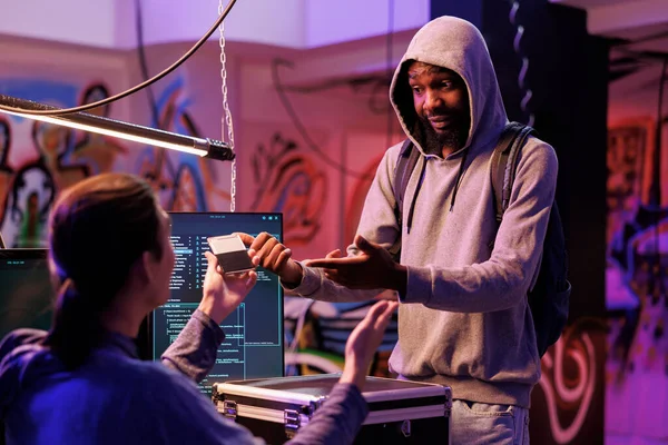 African American Hacker Hood Bringing Ssd Illegal Spyware Crime Partner — Stock Photo, Image