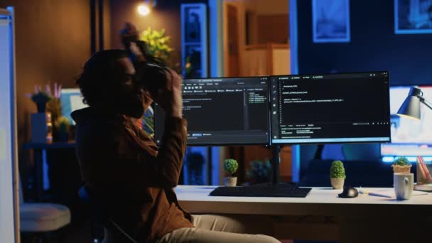 Teleworking Programmierer Mit Futuristischer Brille Home Office Javascript Programmieren Experte — Stockvideo