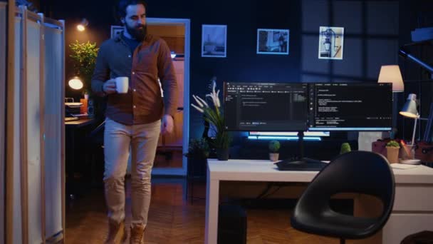Vývojář Přijíždí Kanceláře Hrnkem Kávy Ruce Připraven Začít Kódovat Počítači — Stock video