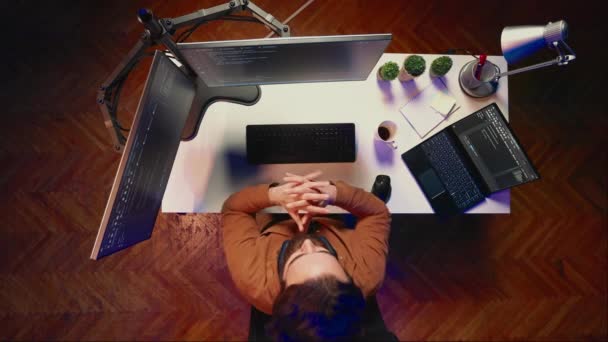 Повітряний Знімок Комп Ютерного Вченого Який Слухає Музику Під Час — стокове відео
