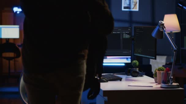 Serbest Çalışan Yazılım Programcısı Eve Geliyor Kodlama Üzerine Çalışmaya Devam — Stok video