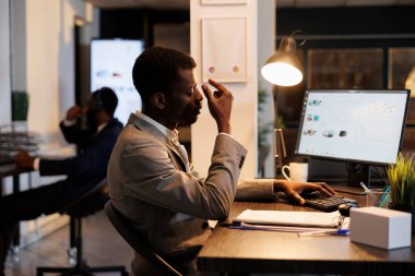 Şirketin kârını arttırmak için yatırım planı yapmaya çalışan öfkeli çılgın işadamı şirket stratejisinde fazla mesai yapıyor. Girişimcilik ofisinde masada agresif agresif bir yönetici duruyor.