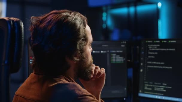 Yazılım Mühendisi Karmaşık Kod Yazarken Bilgisayar Ekranının Önünde Şaşırdı Yönetici — Stok video