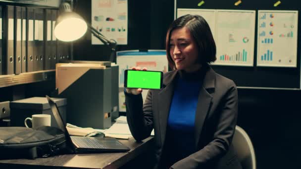 执法人员在智能手机布局上显示绿色显示屏 在一家私营公司工作以抓捕罪犯 侦探在使用带有复制空间模型模板的电话时解决法律案件 相机A — 图库视频影像