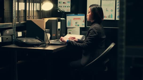 Asiatischer Polizeiagent Der Bei Einem Privaten Unternehmen Strafrechtliche Ermittlungen Einleitet — Stockvideo