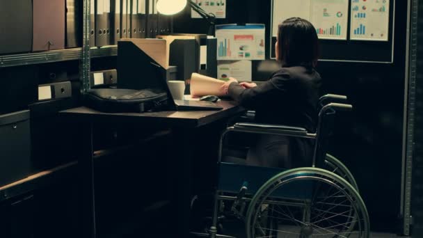 Πράκτορας Χρήστης Αναπηρικού Αμαξιδίου Διαβάζει Καταθέσεις Μαρτύρων Και Απόρρητα Αρχεία — Αρχείο Βίντεο
