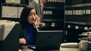 Özel dedektif sabit telefon görüşmelerini araştırıyor, adli uzmanlara arşivlenmiş davalarla ilgili şüphelileri soruyor. Ajan konuyla ilgili bilgi arıyor. Kamera B.