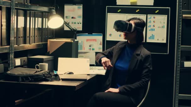 Strafverfolgungsbeamte Arbeiten Mit Virtual Reality Brillen Raum Und Stellen Mit — Stockvideo