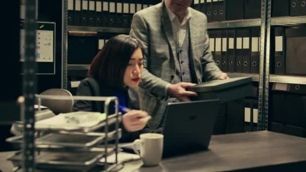 Vrchní Inspektor Ukazuje Detaily Případu Svému Partnerovi Archivu Studuje Forenzní — Stock video