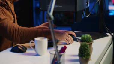 Gülümseyen müteahhit ofis vardiyasında program yaparken müzik dinliyor. Neşeli bilişim idaresi ses podcast 'inin keyfini çıkarıyor, gece geç saatlerde apartmanda bilgisayar üzerinde çalışıyor, kapatıyor.