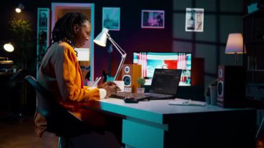 Afrika kökenli Amerikalı bilişim öğrencisi kodlama ya da programlama egzersizleri yapıyor, donanım dili ve sistem hata ayıklaması öğreniyor. Html penceresinde veri tabanı üzerinde çalışan genç bir kadın. Kamera B.