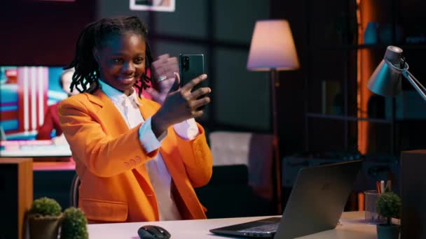 Öğretmen Sınıf Arkadaşlarıyla Telefon Görüşmesine Sallayan Genç Bir Kadın Sunumlar — Stok video