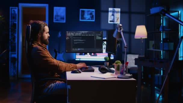 有经验的程序员在办公室用Java编程语言在电脑屏幕上编写代码 开发人员在家工作时正在修复数据库错误 摄像头B — 图库视频影像