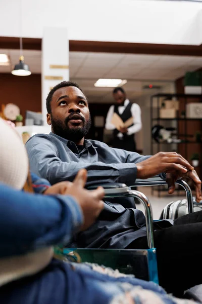 Young African American Man Wheelchair Arriving Luxury Hotel Disabled Facilities — Stock Photo, Image