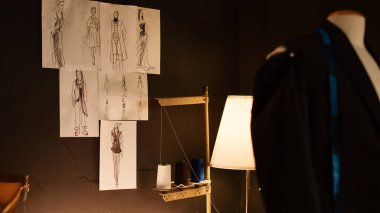 Alet ve kumaşlı boş dikiş atölyesi, el yapımı ve enstrüman ve endüstriyel makineli el sanayisi. Kıyafet çizimleri ve tekstil dikiş ekipmanlarıyla moda atölyesi..