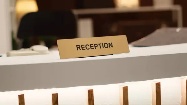 Blurry Revealing Extreme Close Shot Reception Sign Empty Clean Desk — Stock Photo, Image