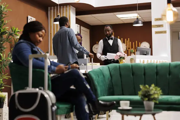 Équipe Réception Hôtel Accueille Enregistre Les Clients Réception Homme Afro — Photo