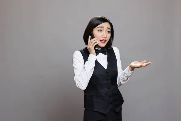 Catering Empregado Serviço Uniforme Explicando Cliente Enquanto Atende Chamada Smartphone — Fotografia de Stock