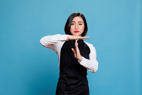 Selbstbewusste Asiatische Kellnerin Restaurant Uniform Macht Eine Auszeit Geste Mit — Stockfoto