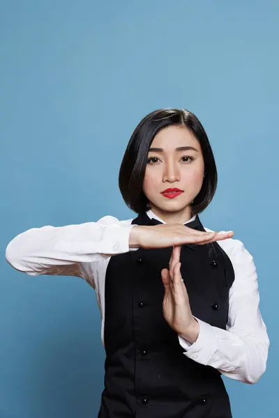 Poważna Azjatycka Kelnerka Mundurze Napisem Czas Wolny Prosząca Zrobienie Portretu — Zdjęcie stockowe
